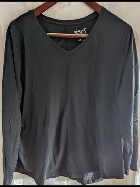Just My Size Black V-Neck Long Sleeve Tee